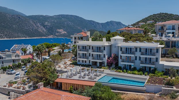 Exclusive Oceanfront Hotels With Elegant Balcony Pools